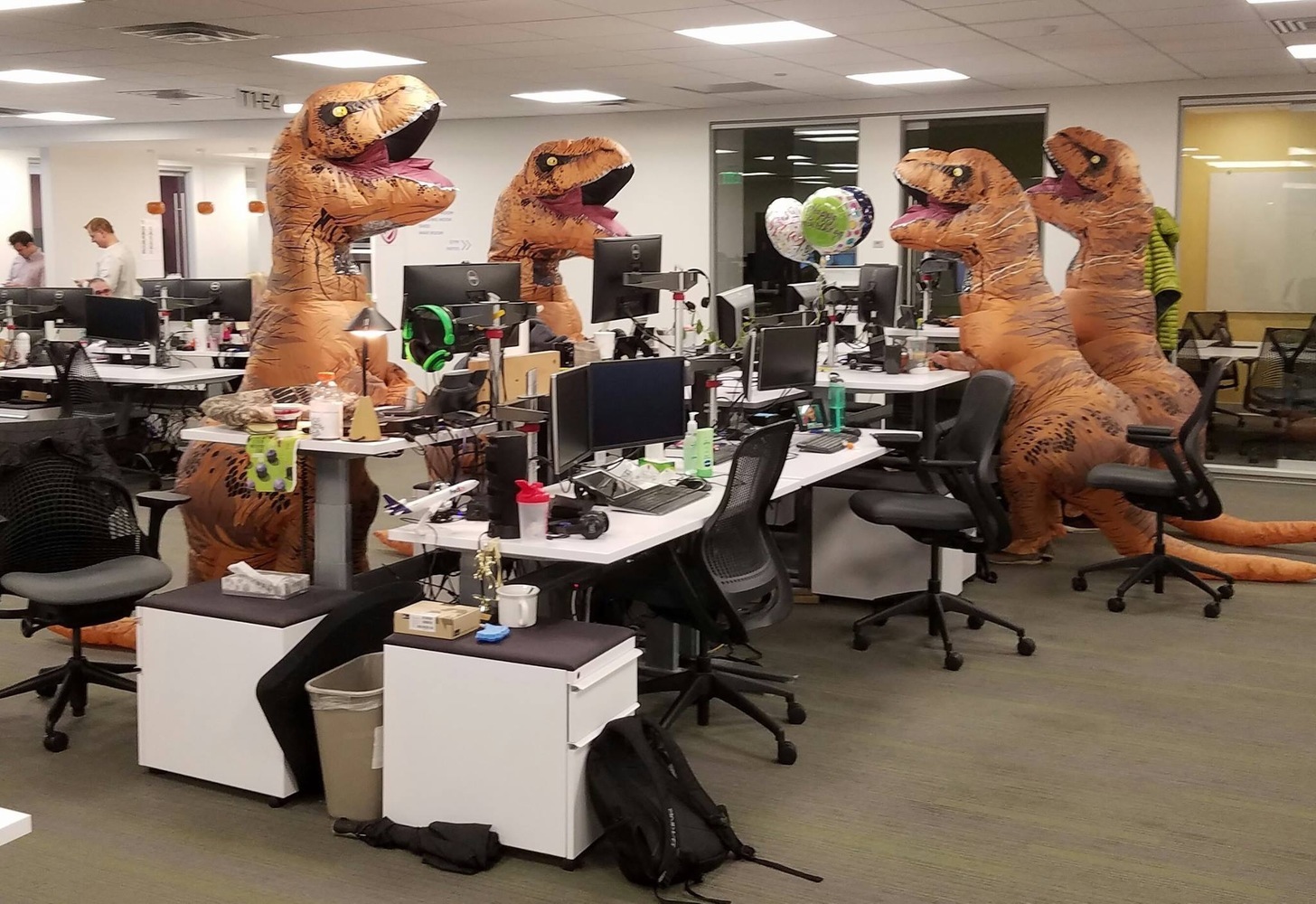 динозавры в офисе